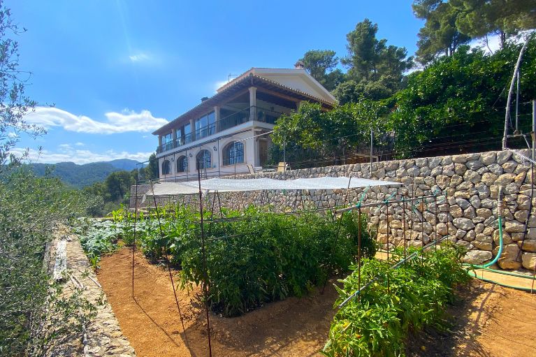 Finca en venta en Establiments con vistas al mar, 30.000 m² de parcela, 9 habitaciones y piscina climatizada en predio BIC de la Tramuntana.